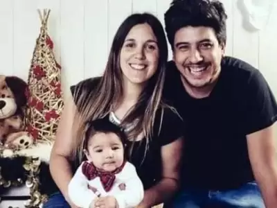 Gast�n Far�as y Florencia Dom�nico junto al hijo que ten�an en com�n