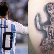 Se tatuó a Lionel Messi campeón del mundo y en las redes lo destrozaron
