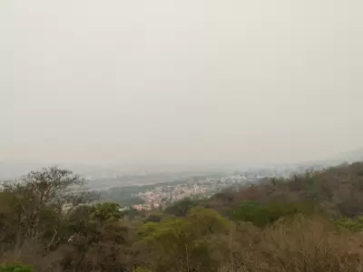 Ciudad de San Salvador de Jujuy llena de humo