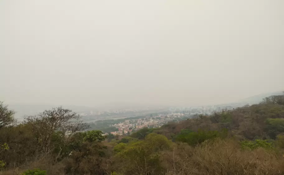 Ciudad de San Salvador de Jujuy llena de humo