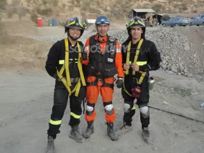 Al medio Víctor Farías - bombero voluntario jujeño en Chile