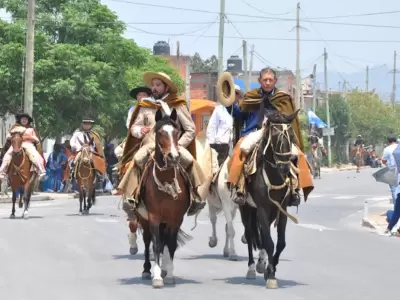 Desfile gaucho en la avenida Forestal de Alto Comedero