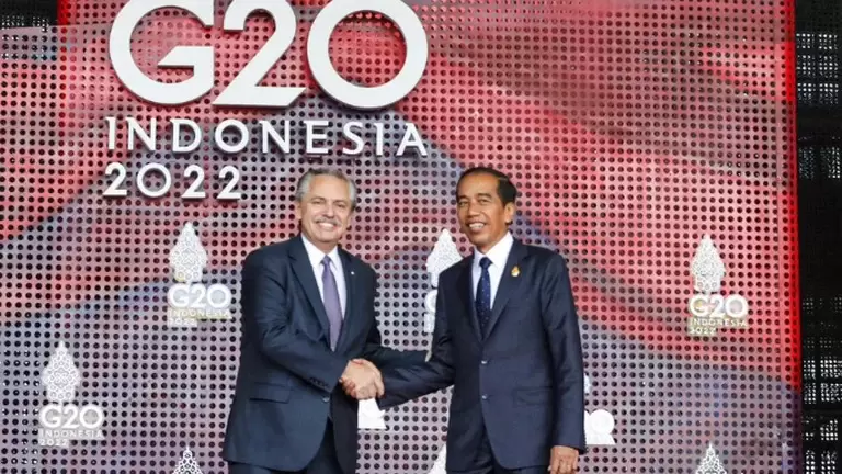 Alberto Fernández saluda al presidente de Indonesia, Joko Widodo, antes de iniciar la cumbre del G20