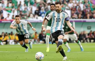 Lionel Messi impacta el balón para marcar el primer gol de penal