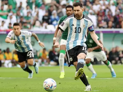 Lionel Messi impacta el baln para marcar el primer gol de penal