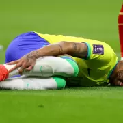 Neymar encendió las alarmas en Brasil: salió lesionado del partido ante Serbia
