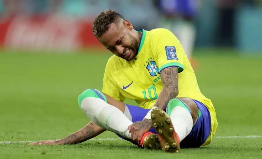 Neymar sufre una lesión en tobillo derecho
