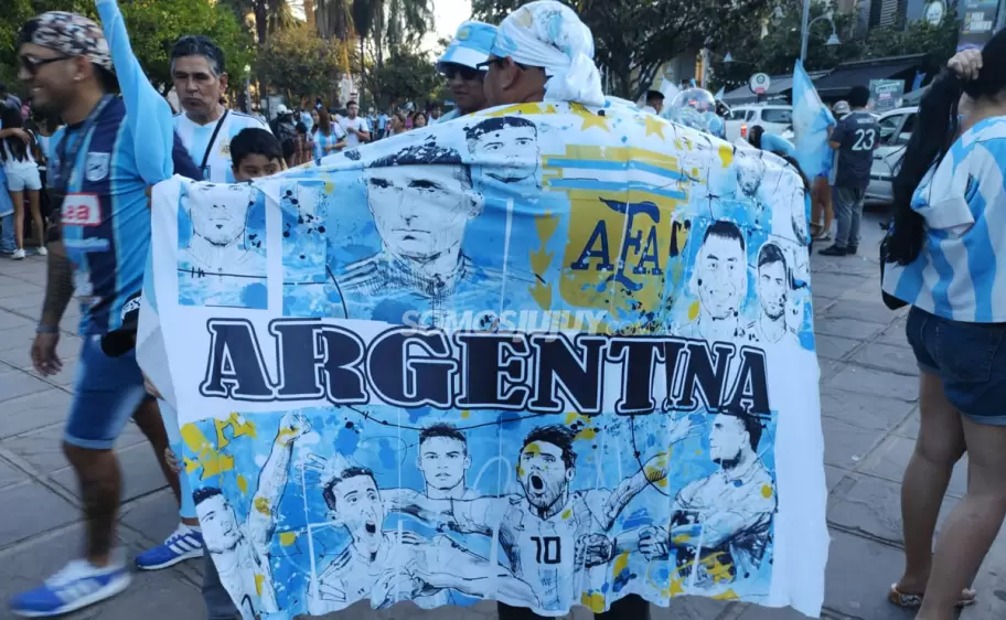 jujeño con la bandera argentina