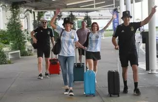 Hinchas argentinos contin�an viajando a Qatar