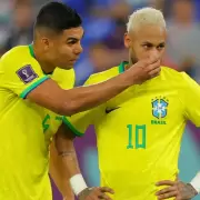 Casemiro le dio una sustancia a Neymar en medio de la goleada de Brasil y la imagen se viralizó