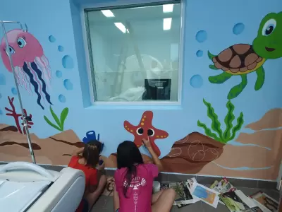 Estudiantes de Los Lapachos pintaron la sala de tomografía del Materno Infantil