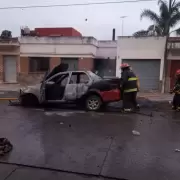 Se incendió un auto en plena calle de San Salvador y sólo se registraron daños materiales