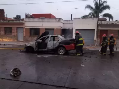Incendio de un auto en el B° San Martín