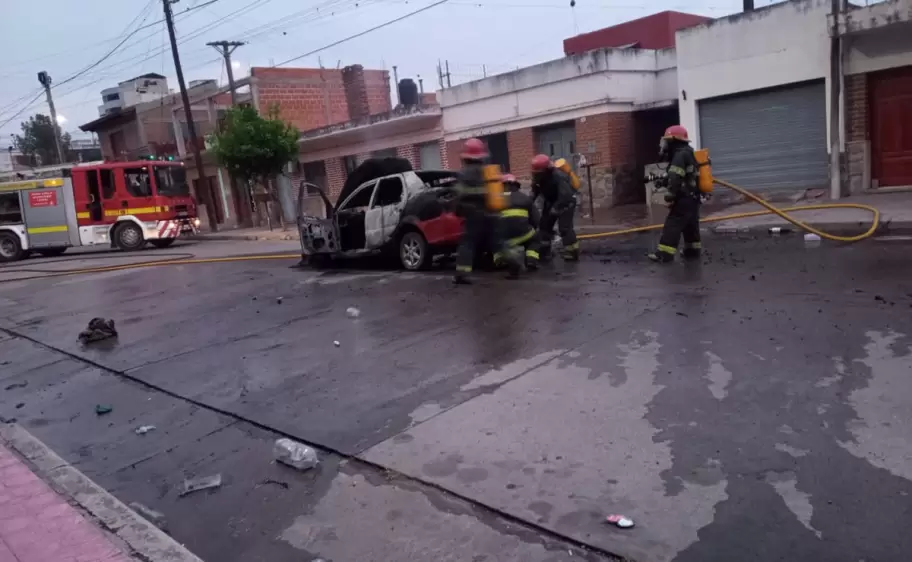 Incendio de un auto en el B° San Martín