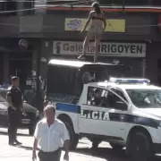 Jujuy: una mujer agredió a unos policías y terminó en el techo de un móvil