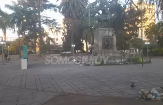 Basura y destrozos en plaza Belgrano