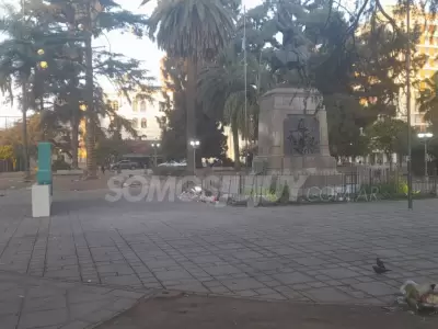 Basura y destrozos en plaza Belgrano