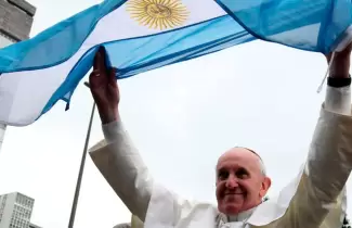 Papa Francisco con la bandera argentina