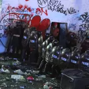 Graves incidentes en el Obelisco entre la Policía y un grupo de hinchas tras los festejos