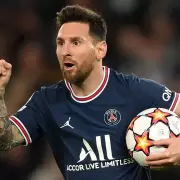 El director deportivo del PSG afirmó que hay conversaciones para extender el contrato de Messi