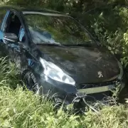 Un conductor perdió el control del automóvil y cayó a una zanja en ruta 9