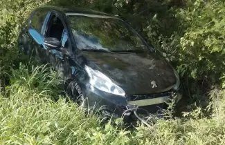 auto en una zanja
