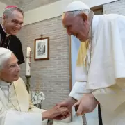 Benedicto XVI está grave y el papa Francisco pidió rezar por él