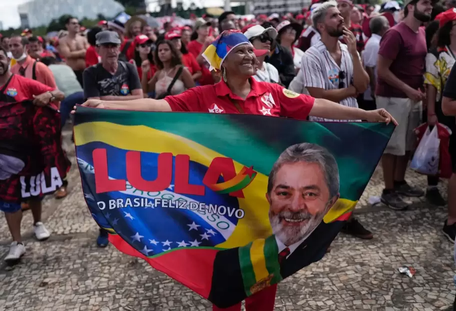 Una simpatizante del nuevo presidente Luiz Incio Lula da Silva (AP Foto/Silvia Izquierdo)