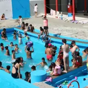 Inició la temporada de verano en el natatorio municipal del barrio Almirante Brown