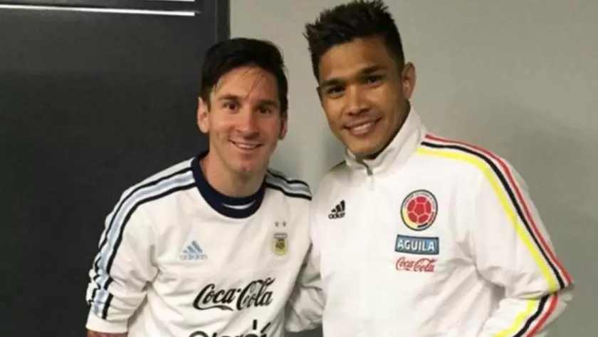 Teo Gutirrez con Lionel Messi