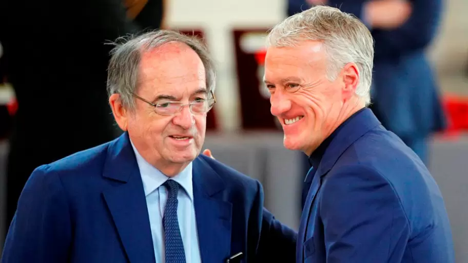 Didier Deschamps y Noel Le Graet acordaron la continuidad del DT hasta 2026 (AFP)