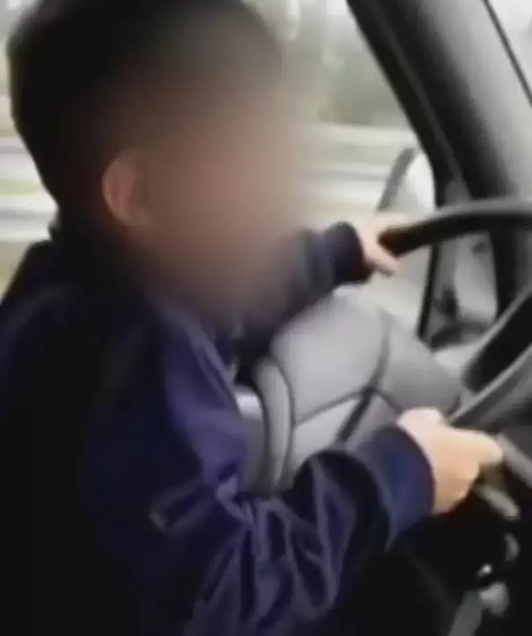 Niño conduciendo en la autopista