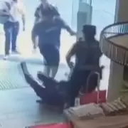 Un hombre atacó brutalmente a una policía en Recoleta