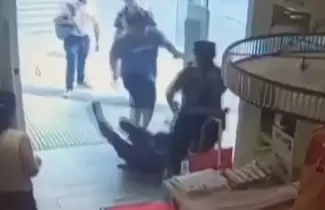 Ataque de un hombre a una mujer polic�a