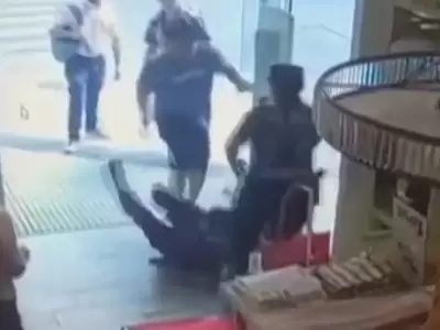 Ataque de un hombre a una mujer policía