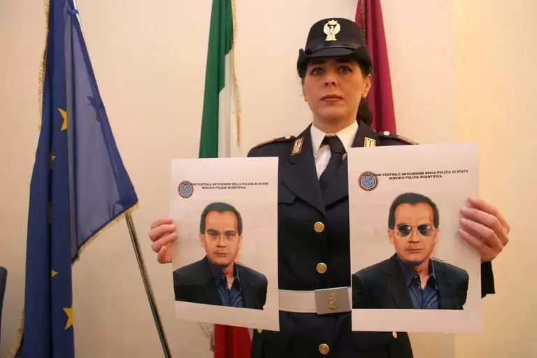La Policía italiana muestra dos retratos del capo de la mafia siciliana, el hombre más buscado del país
