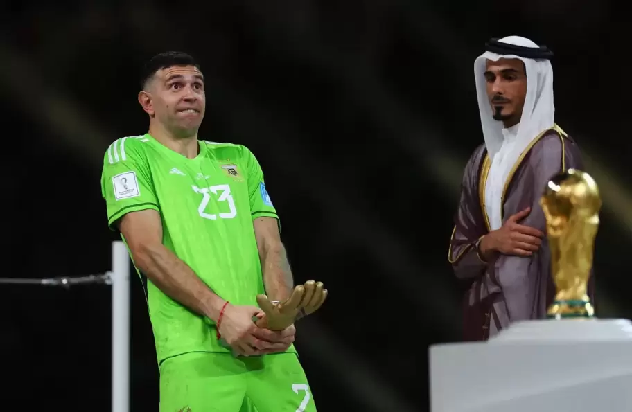 Así festejó el Dibu Martínez su premio como el mejor arquero del Mundial de Qatar 2022. (Foto: Reuters)