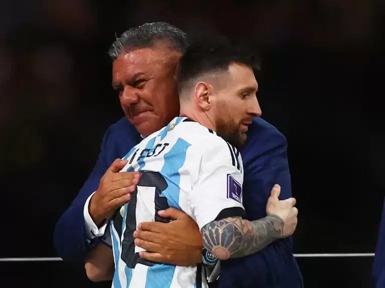El abrazo entre Lionel Messi y Claudio Tapia durante la ceremonia de premiación en el Mundial de Qatar 2022 (REUTERS/Kai Pfaffenbach)