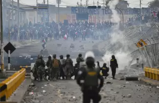 Disturbios entre manifestantes y polica en el puente de Aashuayco, en Arequipa