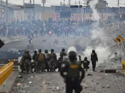 Disturbios entre manifestantes y policía en el puente de Añashuayco, en Arequipa