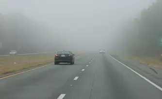 Camino con niebla