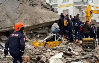 Varias personas buscan entre los escombros tras un terremoto en Diyarbakir, Turq