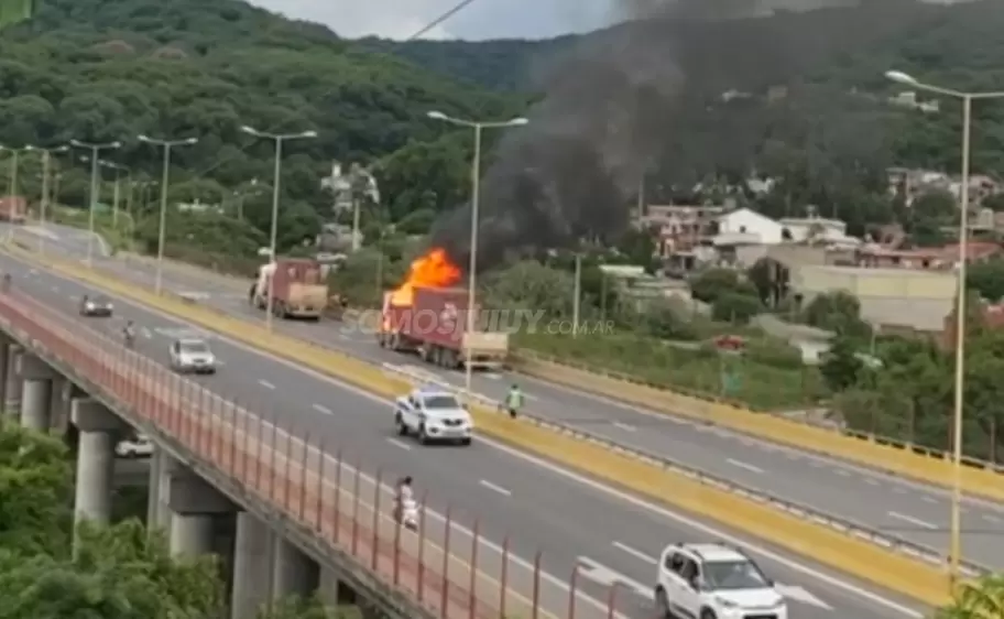 incendio de camión sobre puente paraguay