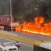 Incendio y explosiones de un camión sobre Puente Paraguay