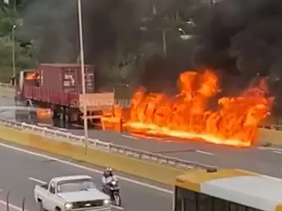 incendio de camión sobre puente paraguay