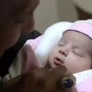 La beba que nació bajo los escombros en Siria fue adoptada por sus tíos