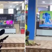 Un comerciante deja prendido el televisor de la vidriera para que niños sin hogar puedan ver dibujitos