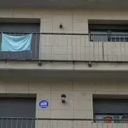 Barcelona: gemelas argentinas de 12 años cayeron del tercer piso, una murió y la otra está grave