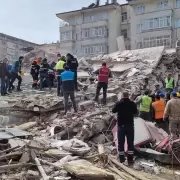 Un nuevo terremoto en Turquía causó un muerto y derrumbó más edificios en la zona del sismo previo
