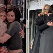 Jennifer Aniston, Lisa Kudrow y Courteney Cox recrearon el abrazo de la serie "Friends"
